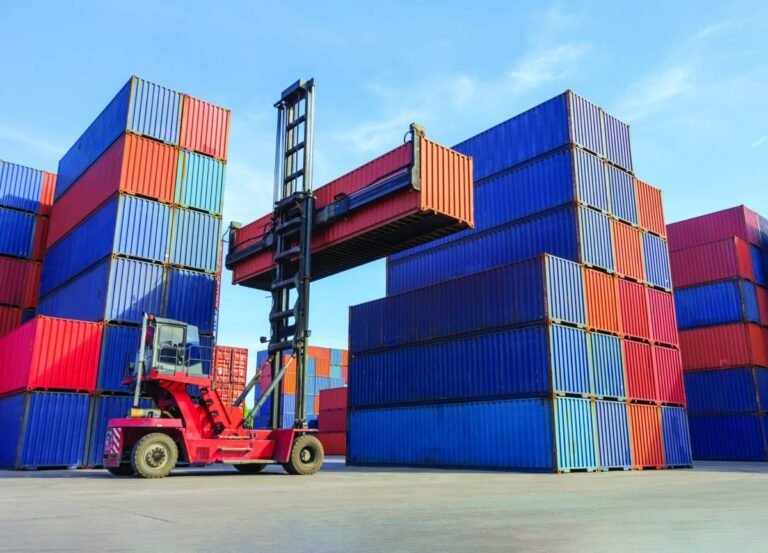 Contenedores apilados en terminal portuario